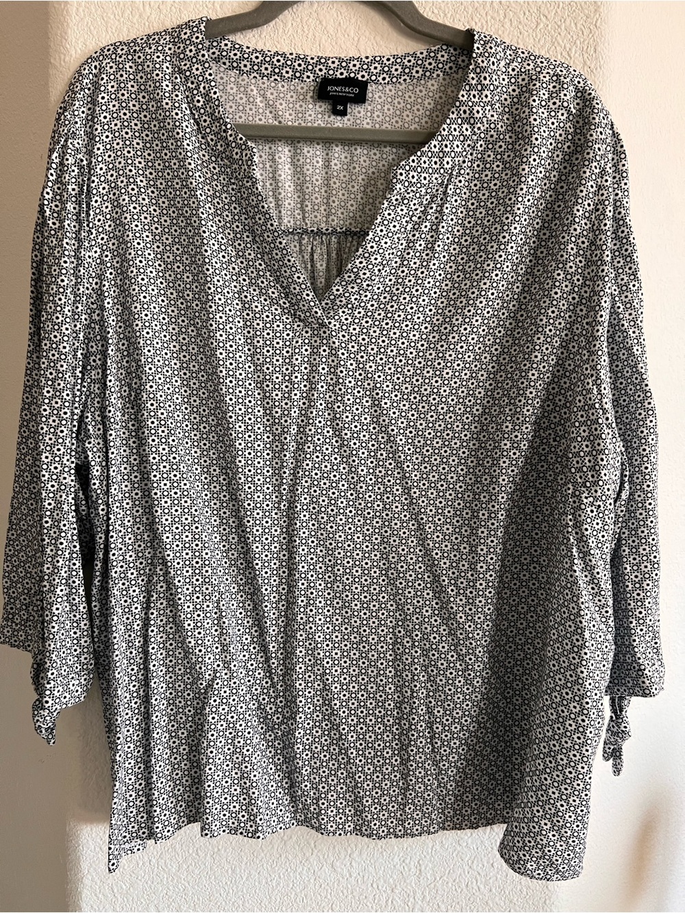 2X Jones & Co Black and White Split-Neck Printed Blouse